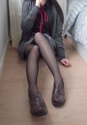 边亲边把手放衣服里发出声音